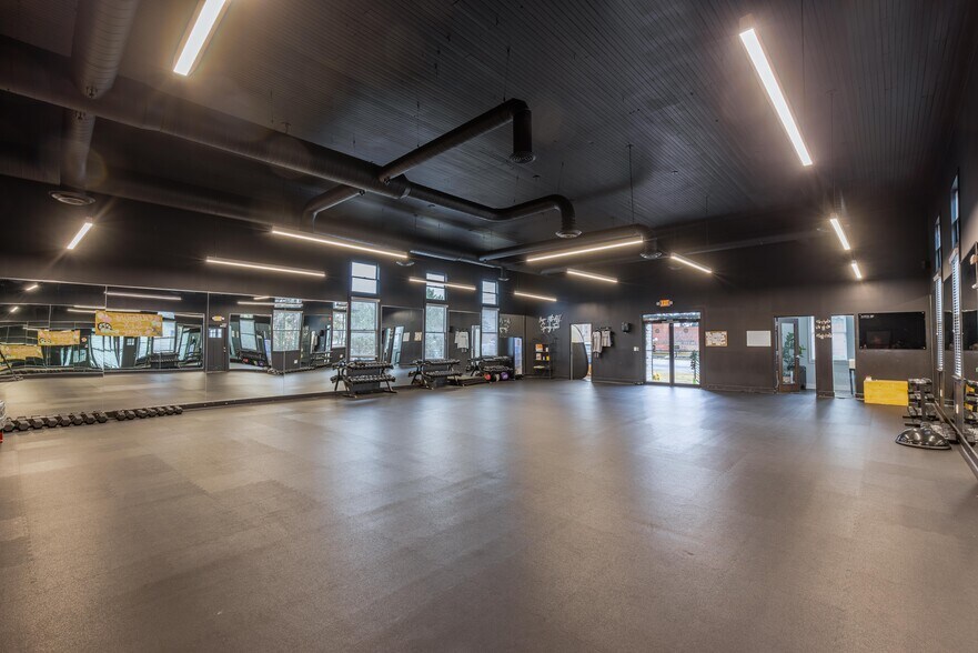 More Photos Of 5576 Peachtree Rd, Atlanta General Retail For Lease