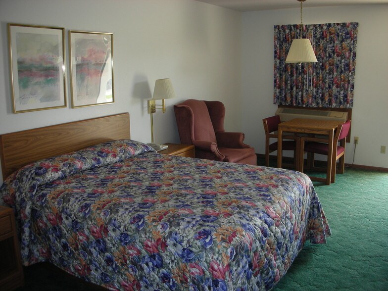 More Photos Of 1406 Gilbert St, Charles City Hotel For Sale