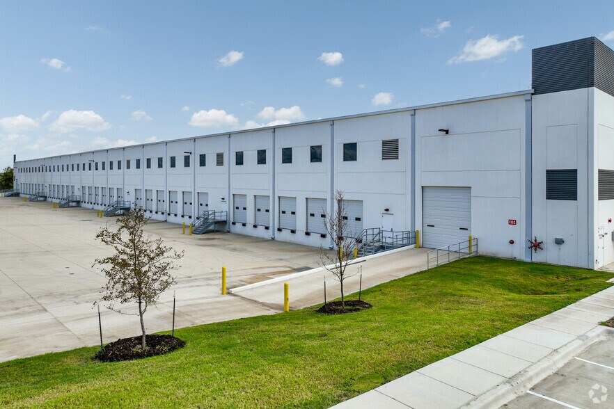 More Photos Of 194 Commerce Center Dr, Buda Unknown For Lease