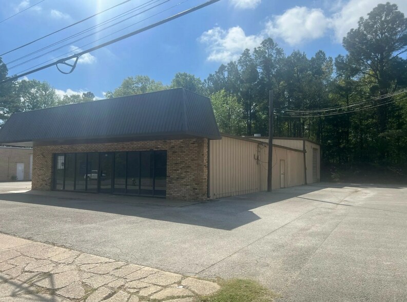 More Photos Of 2811 University Blvd, Tyler Showroom For Lease