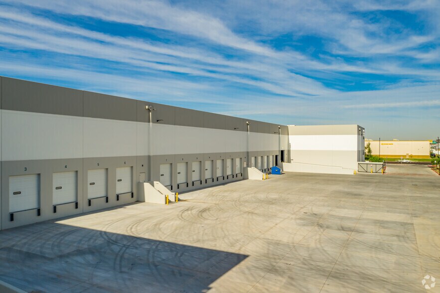 More Photos Of 2133 S 7th St, Phoenix Distribution For Lease