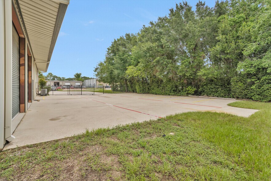 More Photos Of 11111 Neeshaw Dr, Houston Industrial For Lease