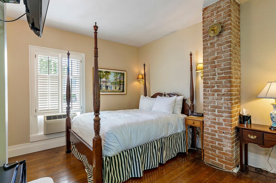 More Photos Of 240 E California St, Jacksonville Hotel For Sale