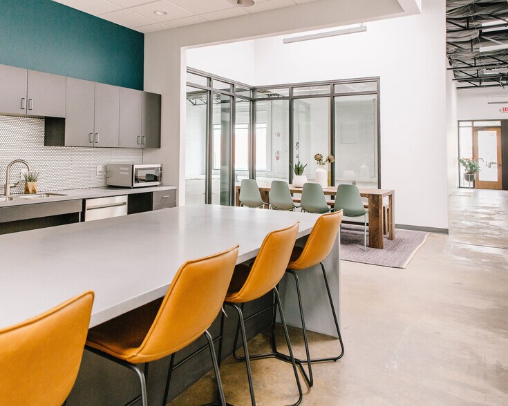 More Photos Of 3927 Main St, Dallas Office For Lease