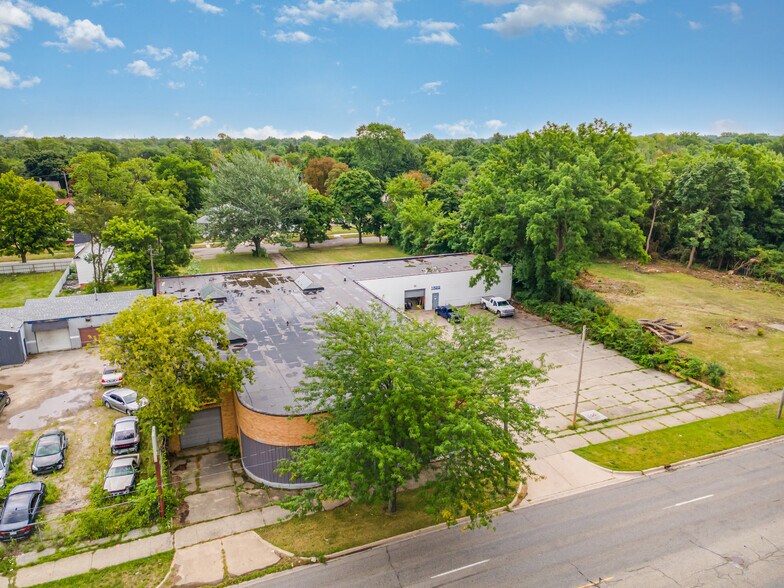 More Photos Of 1322 E Genesee Ave, Saginaw Showroom For Sale