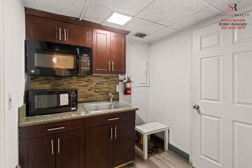 More Photos Of 1723-1745 W 37th St, Hialeah Showroom For Sale