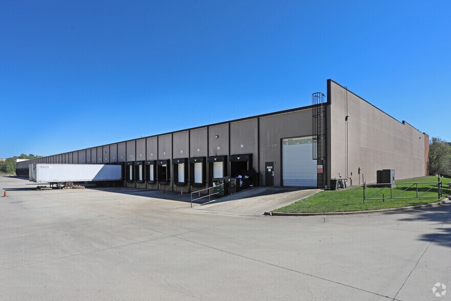 More Photos Of 6348 Burnt Poplar Rd, Greensboro Warehouse For Lease