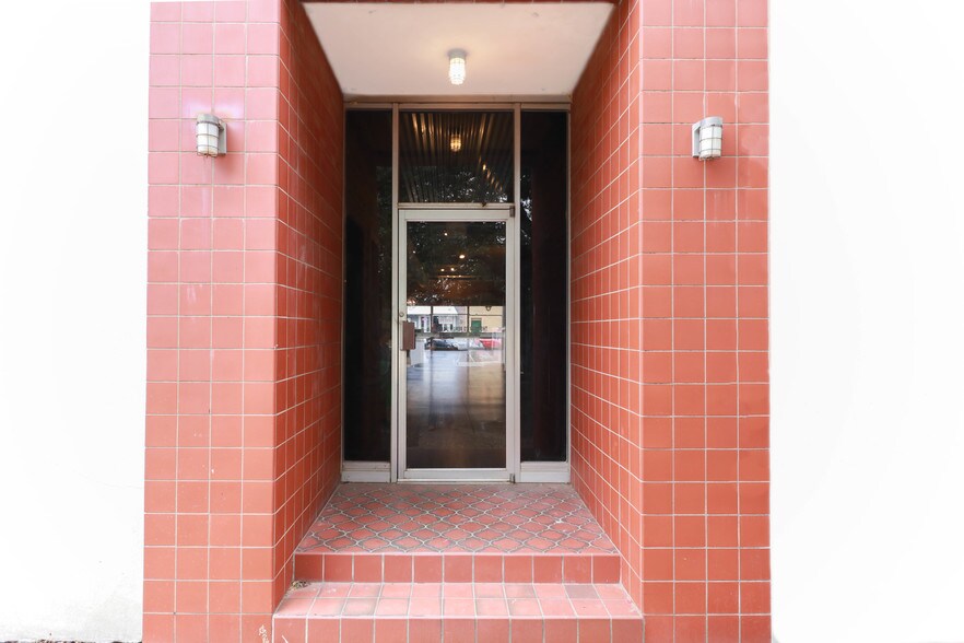 More Photos Of 221 W Hickory St, Denton Storefront For Lease