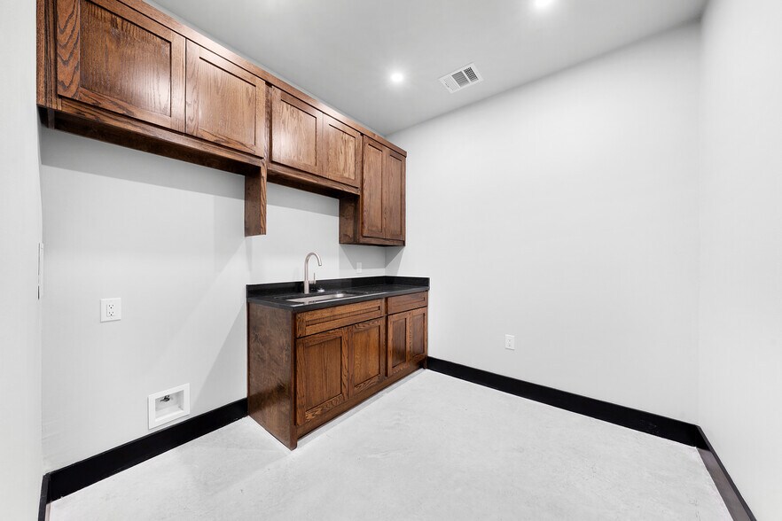 More Photos Of 1240 Blackland Trl, Lavon Warehouse For Lease