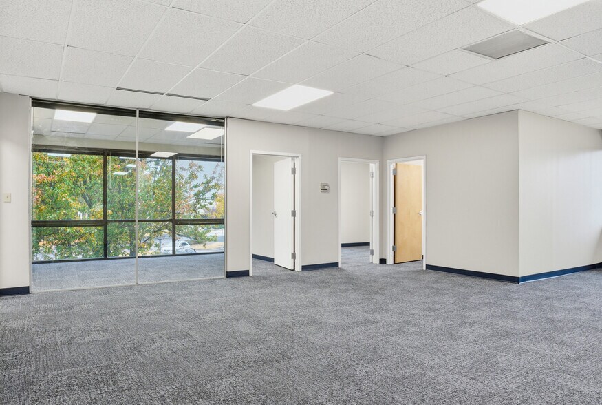 More Photos Of 840 Greenbrier Cir, Chesapeake Office For Lease