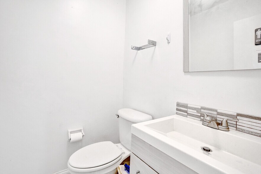 More Photos Of 959 NE Floranada Rd, Oakland Park Showroom For Lease