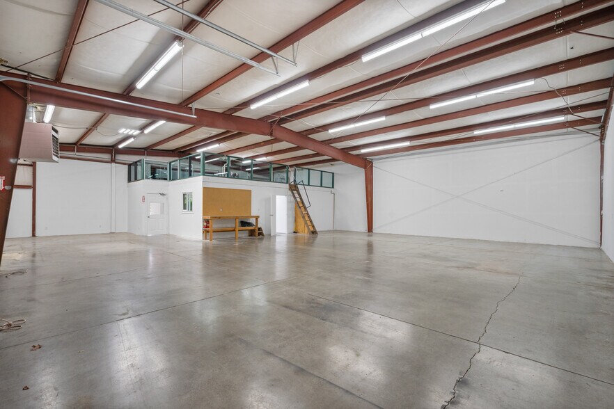 Primary Photo Of 999 N 1st St, Silverton Freestanding For Lease