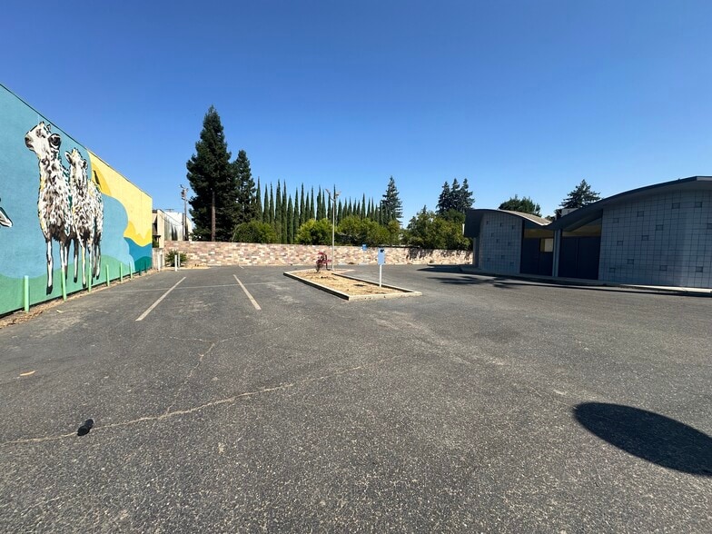 More Photos Of 316 W F St, Oakdale Storefront Retail Office For Lease