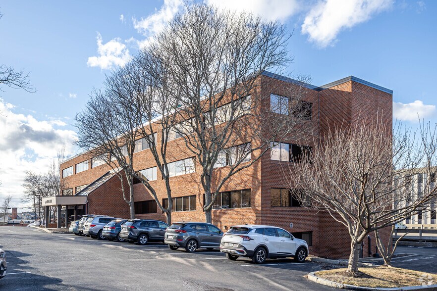 More Photos Of 40 Walnut St, Wellesley Office For Lease