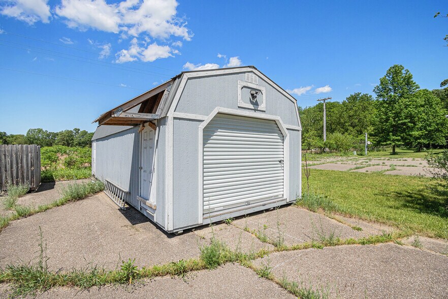 More Photos Of 56968 Dailey Rd, Dowagiac Shelter For Sale