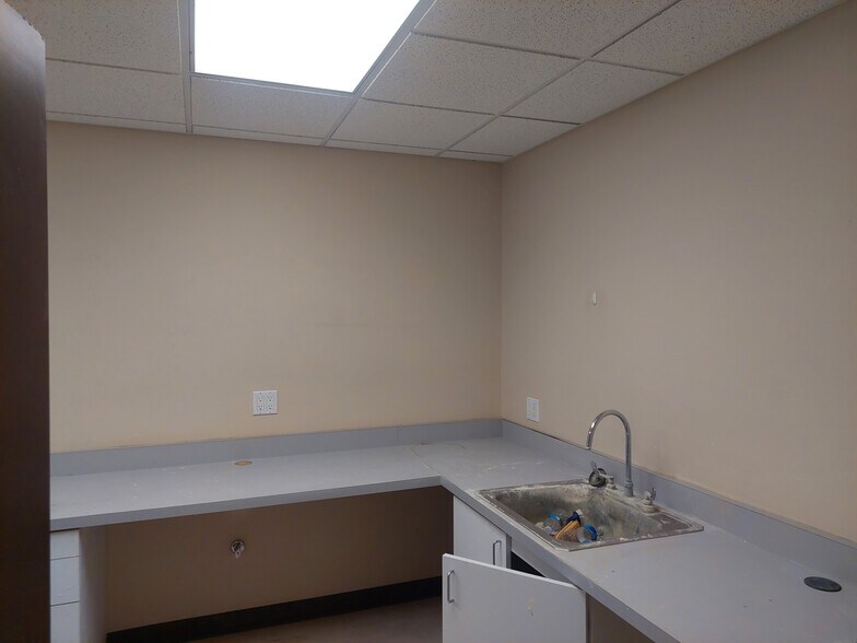 More Photos Of 18511 Sherman Way, Reseda Medical For Lease