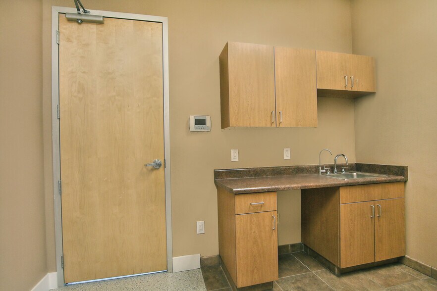 More Photos Of 7235 E Hampton Ave, Mesa Warehouse For Lease