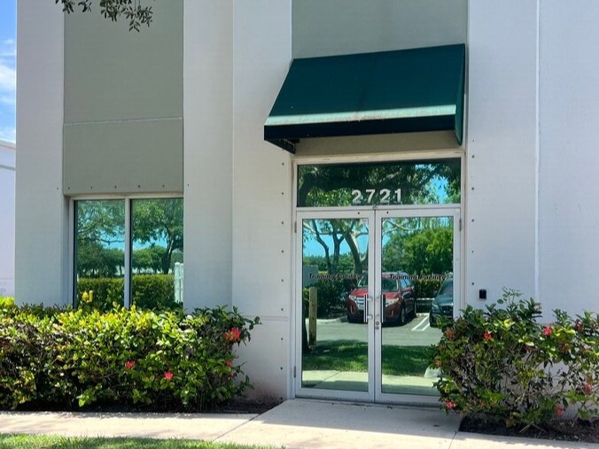 Primary Photo Of 2721 NW 19th St, Pompano Beach Showroom For Lease