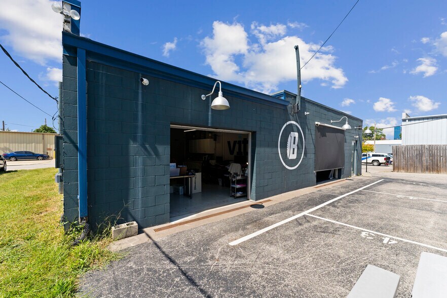 More Photos Of 823 Chadwick St, Indianapolis Storefront Retail Office For Lease