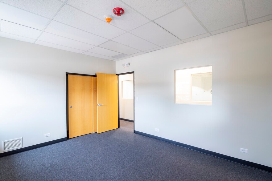 More Photos Of 1084 Industrial Dr, Bensenville Warehouse For Lease