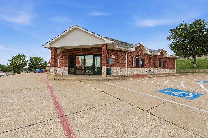 Primary Photo Of 1695 S State Highway 121, Lewisville Veterinarian Kennel For Sale
