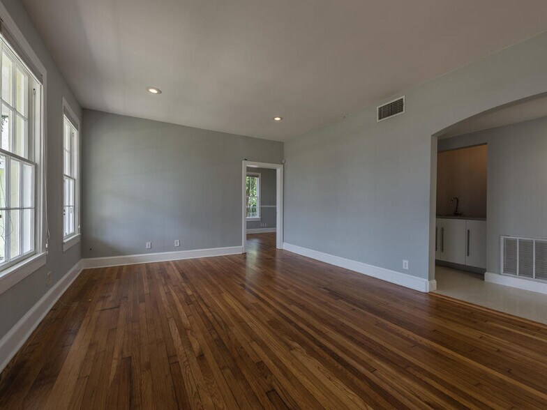 More Photos Of 2610 Manor Rd, Austin Freestanding For Lease