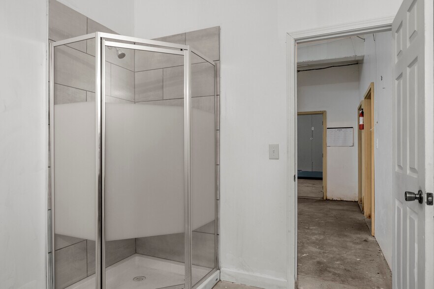More Photos Of 8411 Southfield Fwy, Detroit Auto Dealership For Sale