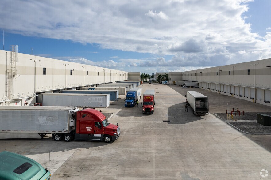 More Photos Of 8503 NW 80th St, Medley Distribution For Lease