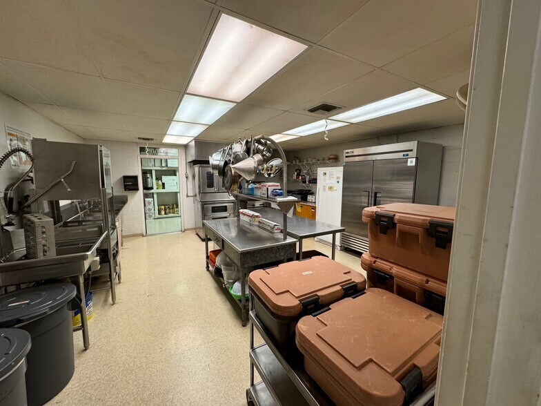 More Photos Of 10953 14th Ave, Armona Office For Sale