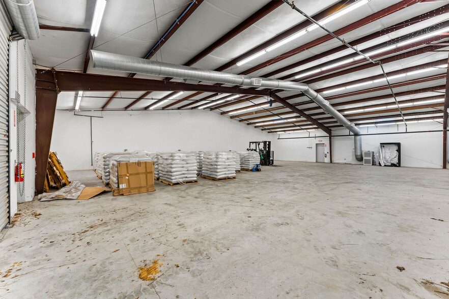 More Photos Of 28925 Nichols Sawmill Rd, Magnolia Warehouse For Lease
