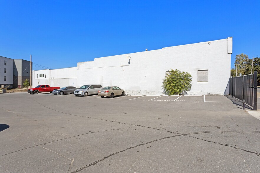 More Photos Of 814 Brooklyn Ave, Kansas City Warehouse For Sale