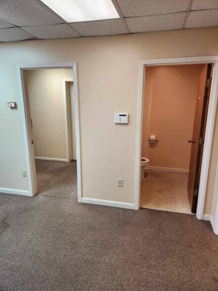 More Photos Of 502 Twin Bridges Rd, Alexandria Self Storage For Lease