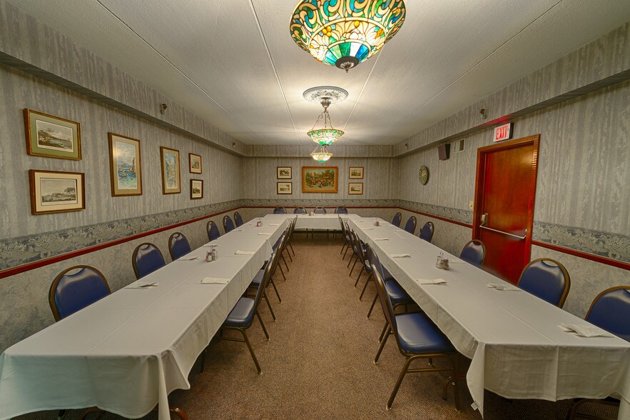 More Photos Of 31555 Woodward Ave, Royal Oak Restaurant For Lease