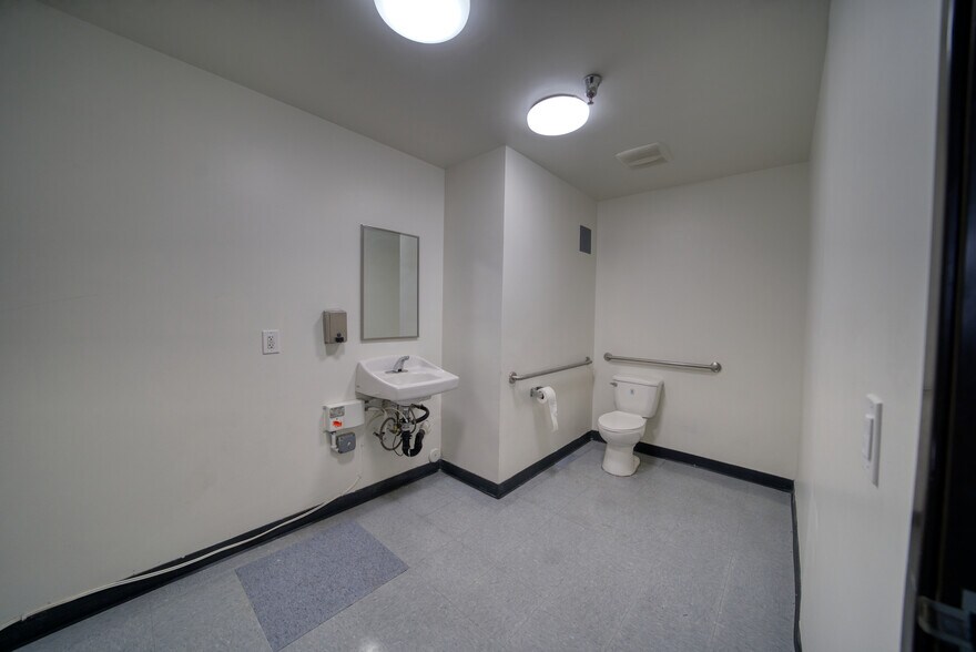 More Photos Of 747 E 10th St, Los Angeles General Retail For Sale