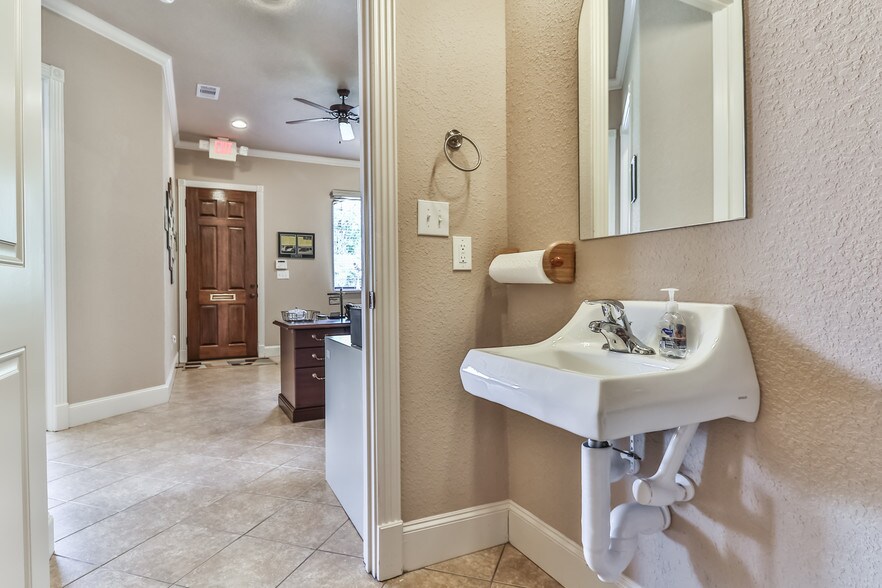 More Photos Of 5501 Louetta Rd, Spring Office For Sale