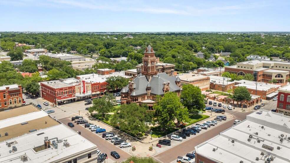 More Photos Of 114 W Main St, Waxahachie Storefront For Lease