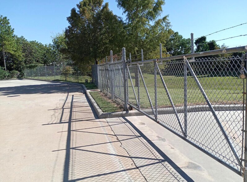 More Photos Of 7265 W 43rd St, Houston Warehouse For Lease