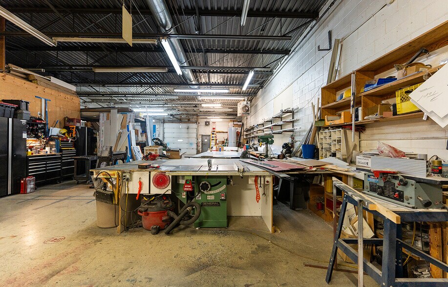 More Photos Of 1808 St Matthews Av, Winnipeg Office For Lease