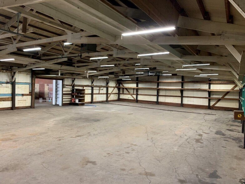 More Photos Of 201-205 W Saint Louis Ave, East Alton Warehouse For Lease