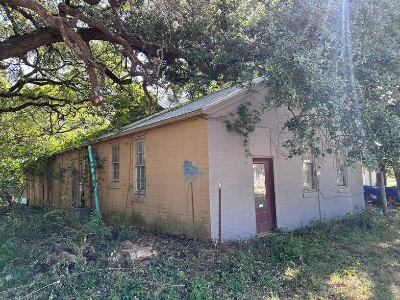 More Photos Of 103 Main st, Blanco General Retail For Sale