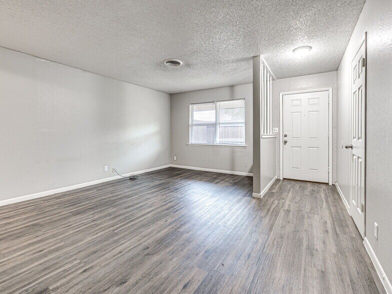 More Photos Of 1220 SE 9th St, Pryor Apartments For Sale
