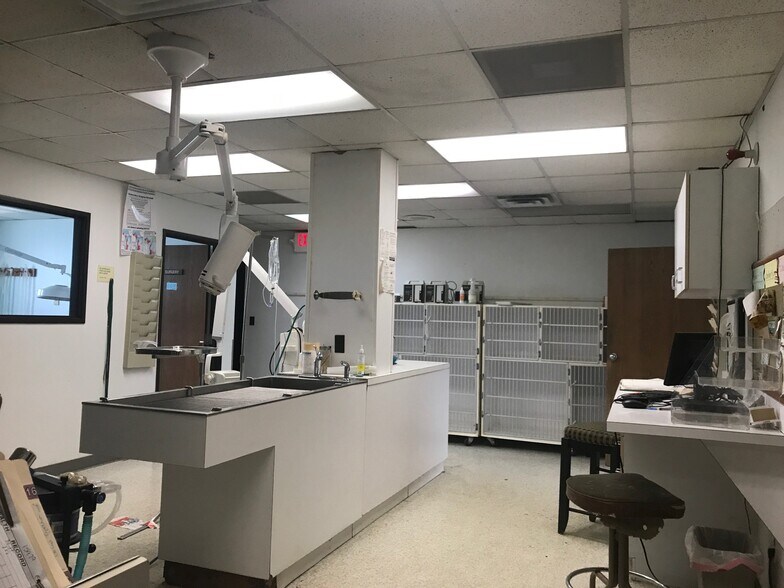 More Photos Of 19200 Allen Rd, Trenton Veterinarian Kennel For Lease