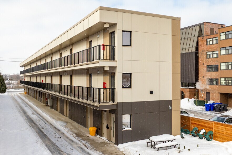 Primary Photo Of 268 Oakdale Av, St Catharines Apartments For Sale