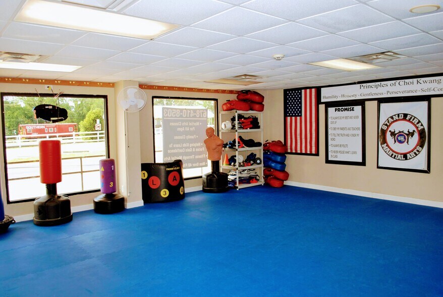 More Photos Of 6003 Main St, Lula Storefront Retail Office For Sale