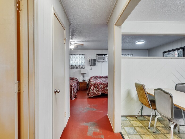 More Photos Of 280 Broken Arrow Marina, Livingston Hotel For Sale