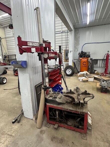 More Photos Of 601 E 10th St, Alton Warehouse For Sale