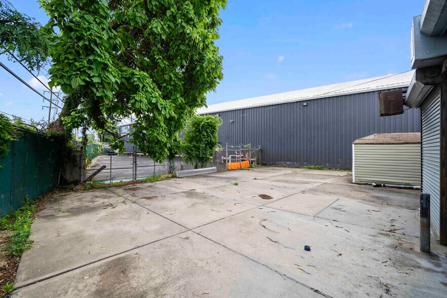 More Photos Of 507 Eagle Ave, West Hempstead Freestanding For Sale