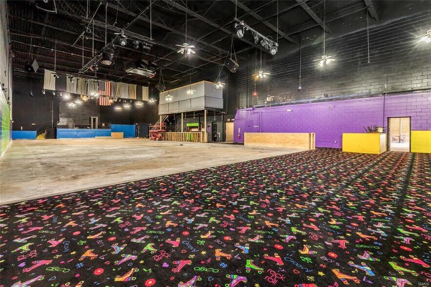 More Photos Of 512 Old Route 66, Saint Robert Showroom For Sale