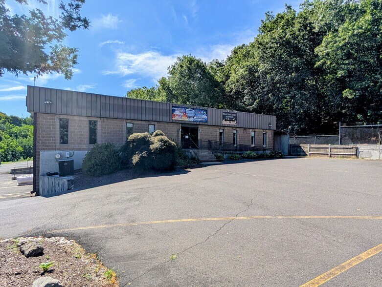 More Photos Of 15-43 Falls Ave, Oakville Warehouse For Lease