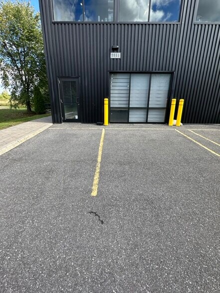 More Photos Of 2310 St Laurent Blvd, Ottawa Showroom For Lease